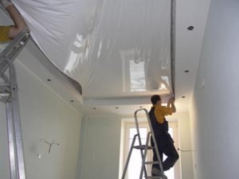 Как правильно красить потолок?